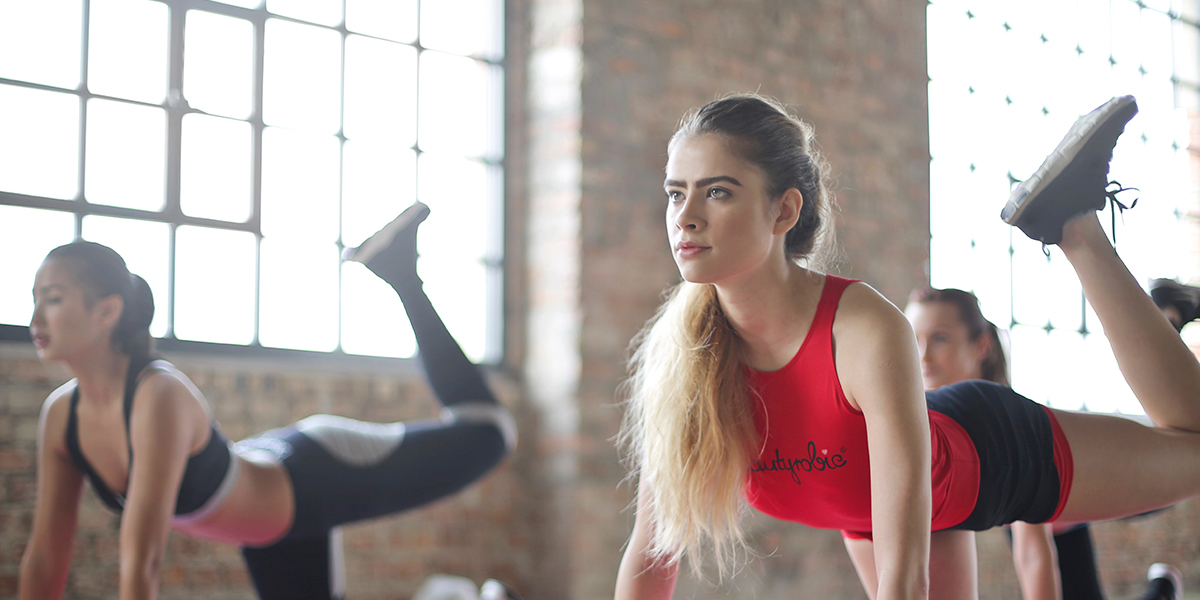 Sportarten die beim Detox helfe, Frauen in einem Fitnessstudio am Sport treiben